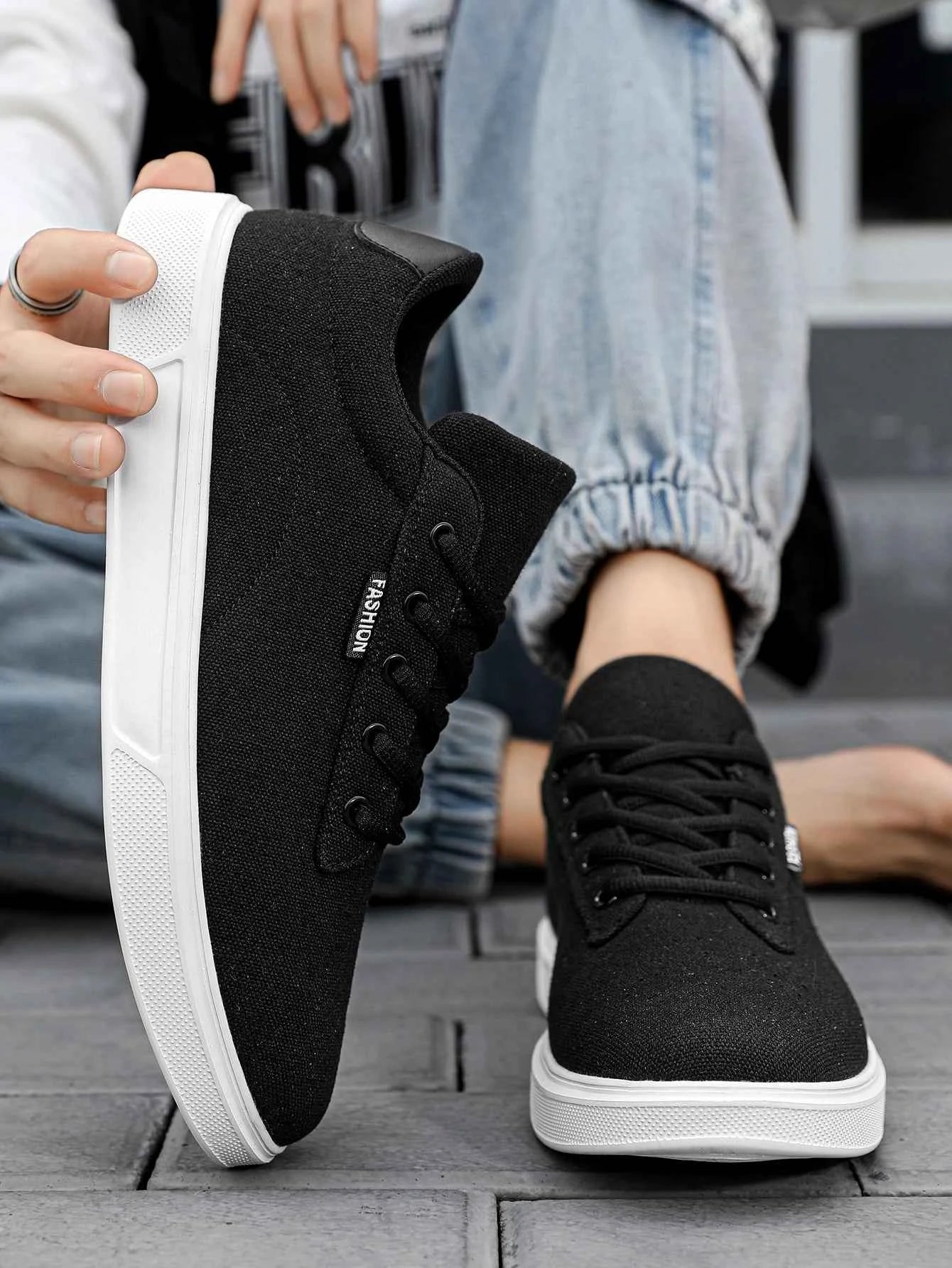 Men's Simple Style Classic Black and White Contrasting Canvas Stitching Lace-Up Low-Top Basic Sneakers, Versatile Casual Sports Shoes That Can Be Worn in All Seasons