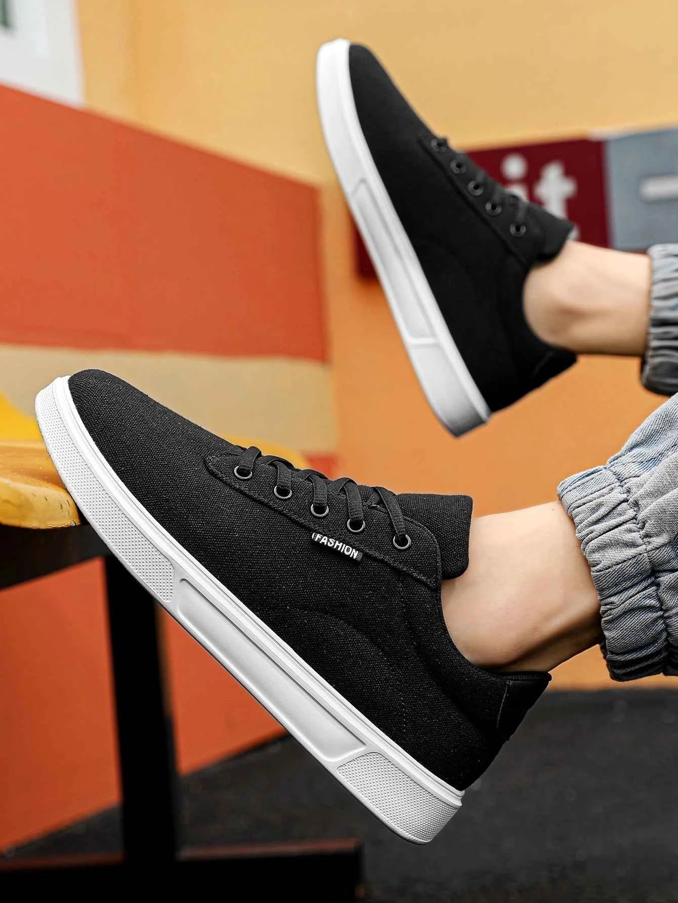 Men's Simple Style Classic Black and White Contrasting Canvas Stitching Lace-Up Low-Top Basic Sneakers, Versatile Casual Sports Shoes That Can Be Worn in All Seasons