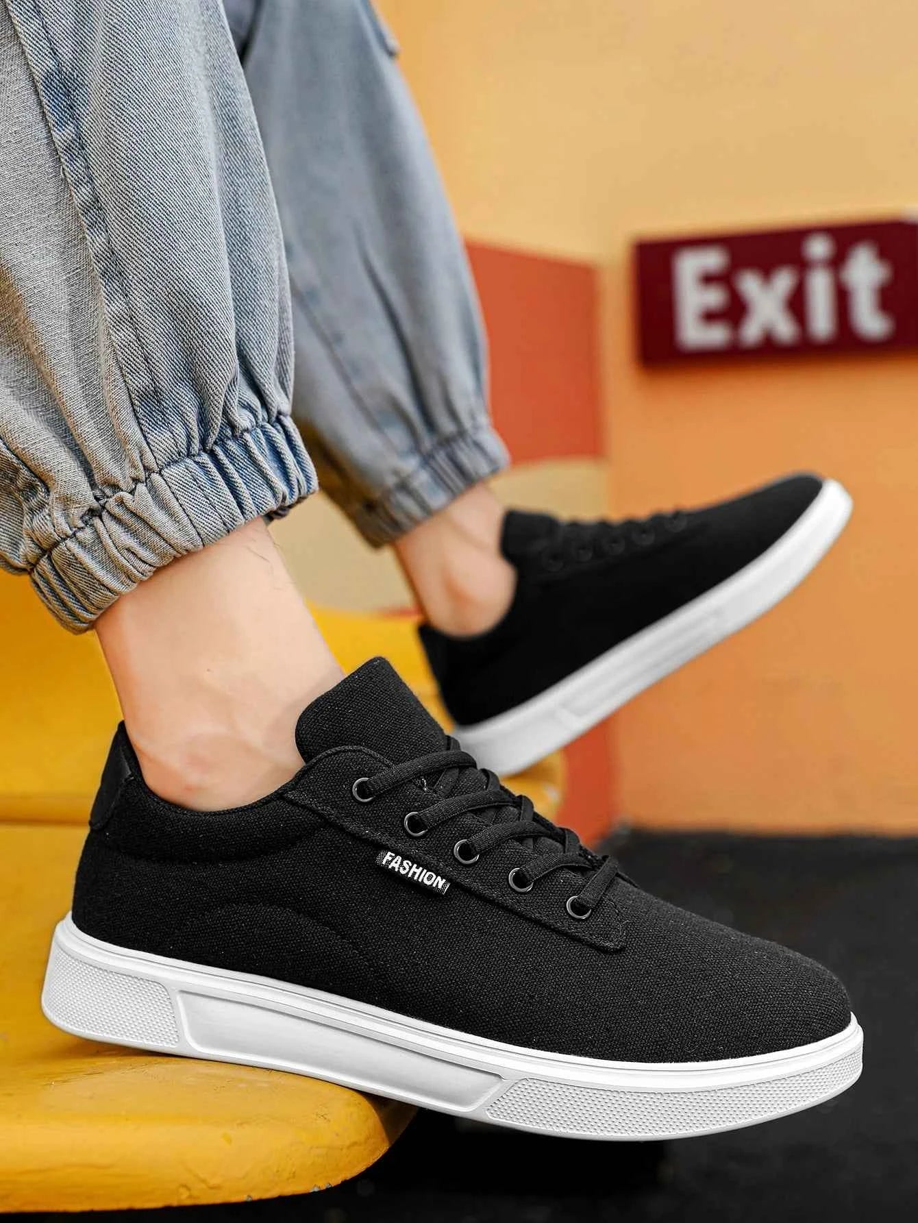 Men's Simple Style Classic Black and White Contrasting Canvas Stitching Lace-Up Low-Top Basic Sneakers, Versatile Casual Sports Shoes That Can Be Worn in All Seasons